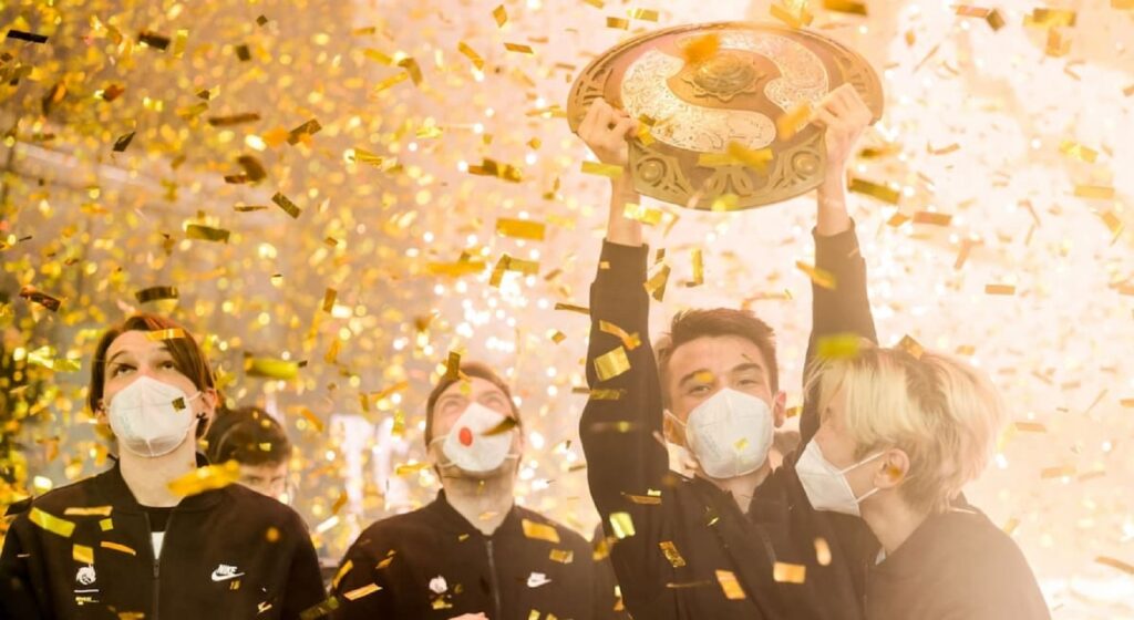 Team Spirit gây chấn động làng Dota 2 khi đánh bại PSG.LGD để lên ngôi vô địch The International 10, ẵm về hơn 420 tỷ tiền thưởng Team Spirit