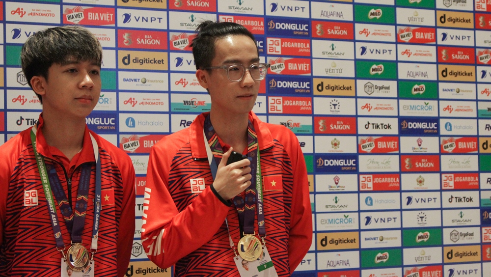 Team Flash vui đùa cùng nhau trong khoảnh khắc đeo lên mình tấm HCV Tốc Chiến SEA Games 31, Elly sợ thắng nhiều quá sẽ... 'mất vui'