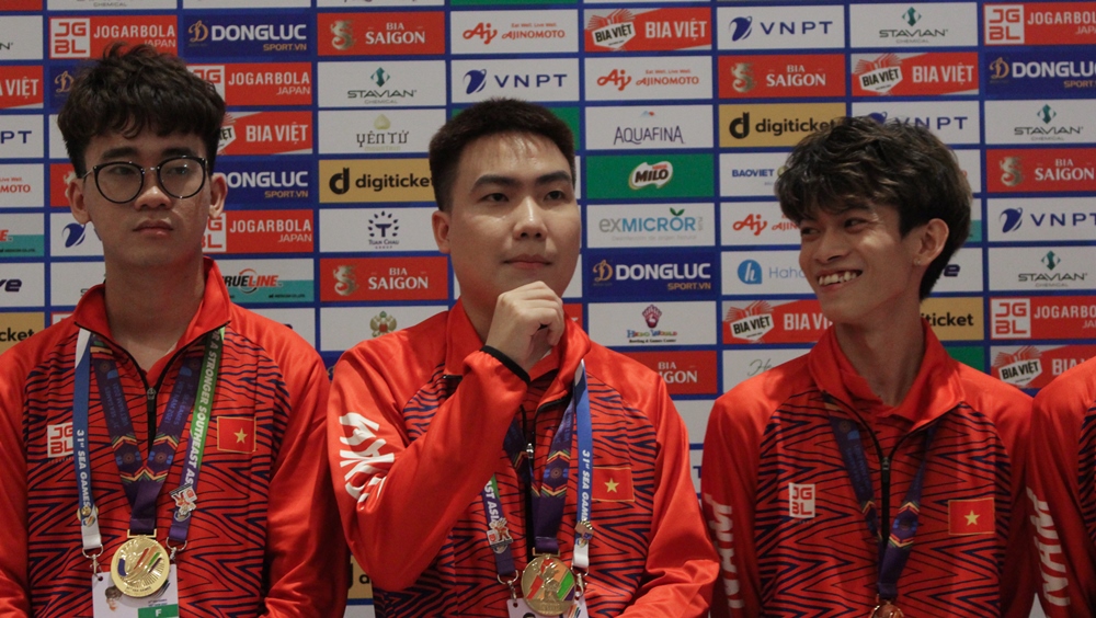 Team Flash vui đùa cùng nhau trong khoảnh khắc đeo lên mình tấm HCV Tốc Chiến SEA Games 31, Elly sợ thắng nhiều quá sẽ... 'mất vui' Tốc chiến