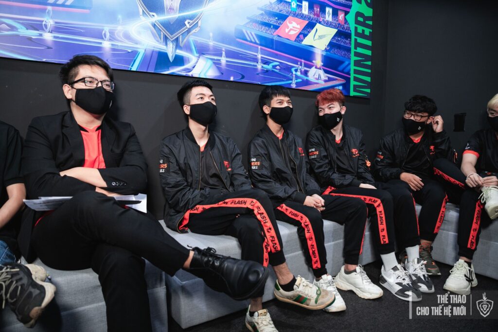 LQM: Team Flash training xuyên lễ, quyết tâm lấy lại vị thế tại lượt về ĐTDV Mùa Đông 2022