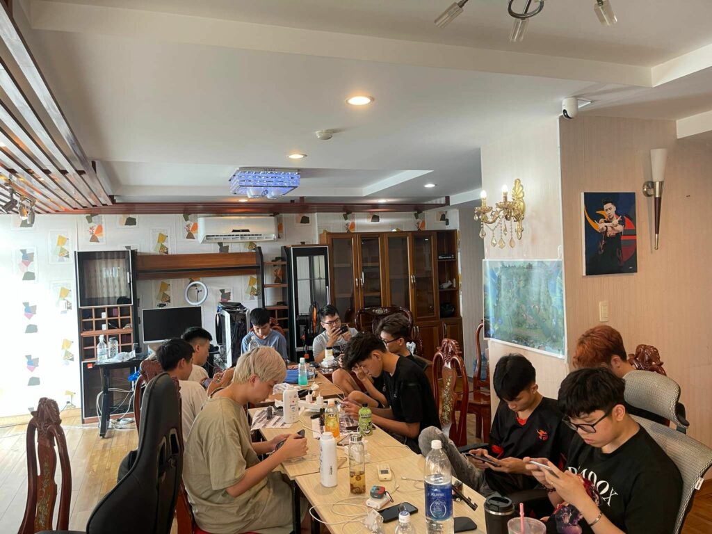 LQM: Team Flash training xuyên lễ, quyết tâm lấy lại vị thế tại lượt về ĐTDV Mùa Đông 2022