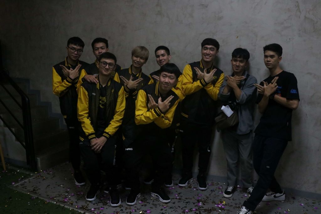 GAM Esports đặt mục tiêu làm rạng danh nền LMHT Việt Nam trên đấu trường quốc tế LMHT GAM chụp ảnh họp báo CKTG 2022