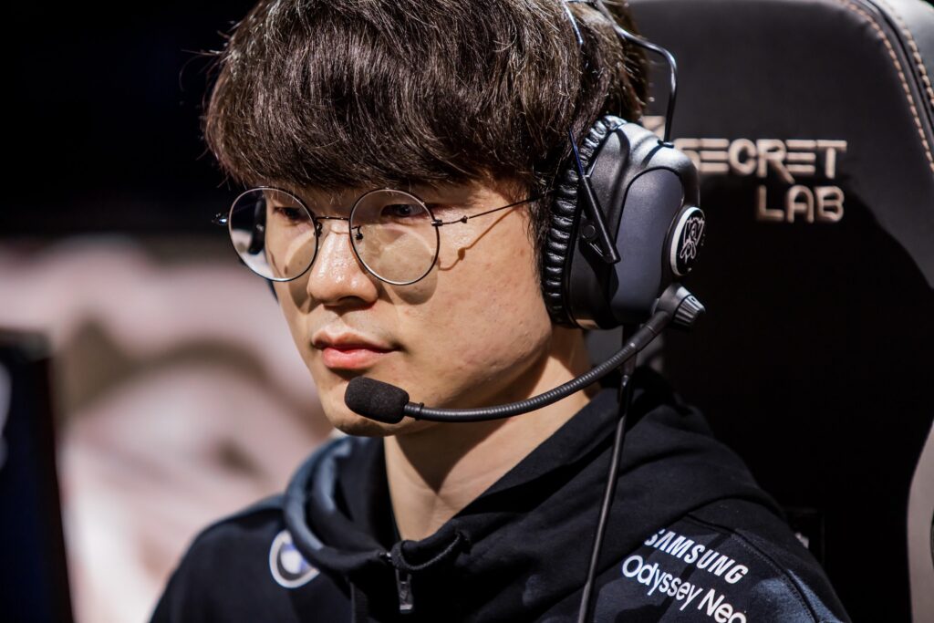 T1 Faker: 'Deft xứng đáng được nâng cao chiếc cúp vô địch' Faker