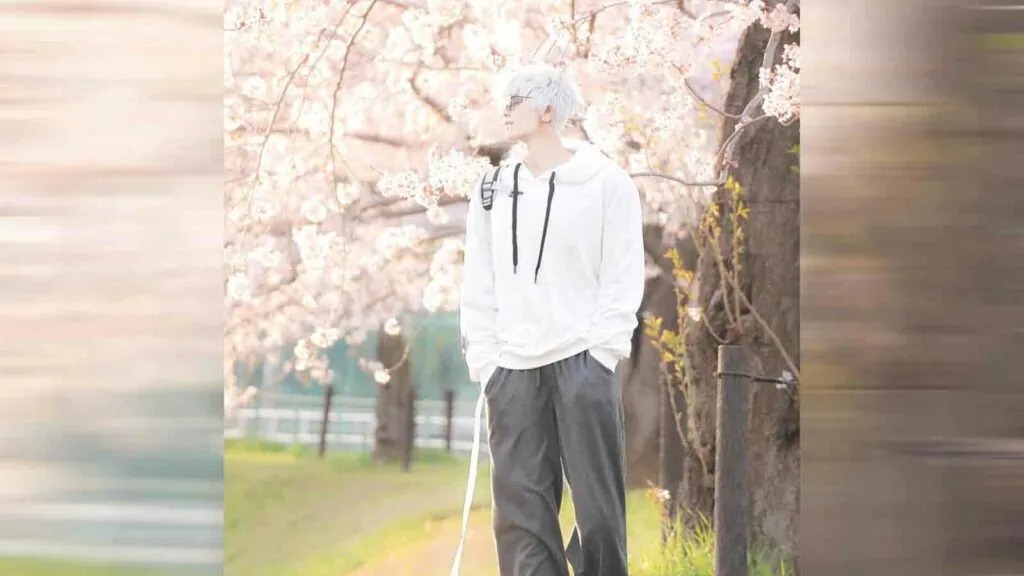 Cosplay Satoru Gojo thơ mộng giữa rừng anh đào nở rộ