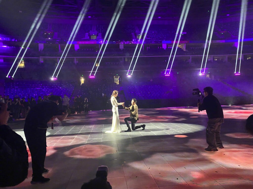 LMHT: 'Nữ thần LPL' Candice được cầu hôn ngay trên sân khấu sau trận chung kết mùa Xuân 2023