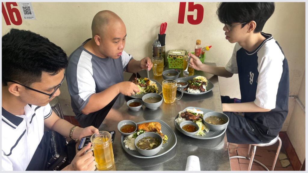 Phỏng vấn độc quyền Saigon Phantom: 'SGP sẽ tạo nên một hành trình mãn nhãn nhất có thể' Saigon Phantom đi ăn cơm tấm Sài Gòn