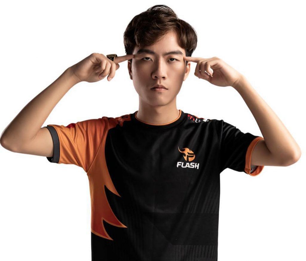 ĐTDV Mùa Xuân 2020: Team Flash 'oẳn tù tì' để chọn đội hình, Gấu phải ngồi ngoài vì 'nhân phẩm' kém